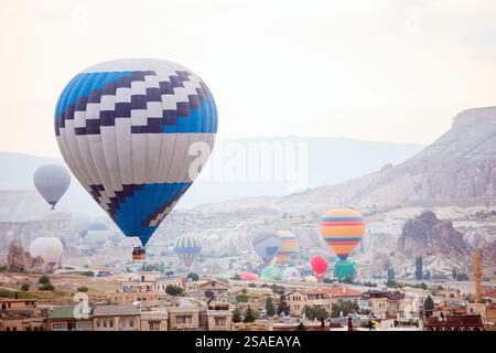 Landschaft mit Heißluftballons, die über Goreme fliegen Stockfoto