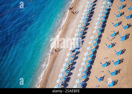 Blick über die Sonnenschirme am wunderschönen Positano Strand an der Amalfiküste in Italien Stockfoto