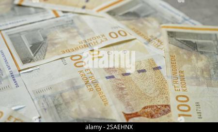 Die Banknoten der dänischen Kronen sind verstreut und zeigen die dänische Währung aus nächster Nähe, wobei die komplizierten Designs und Details der M hervorgehoben werden Stockfoto