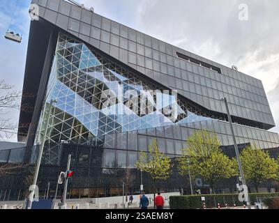 Die moderne Architekturfassade des Neubaus Axel Springer, Berlin; Hauptsitz des Medienunternehmens Bild und Welt Stockfoto