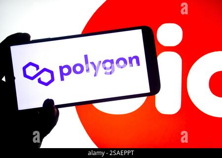 Indien. Januar 2025. In dieser Fotoabbildung wird ein Polygon-Logo auf einem Smartphone mit einem Reliance Jio-Logo im Hintergrund angezeigt. (Foto von Avishek das/SOPA Images/SIPA USA) *** ausschließlich für redaktionelle Nachrichten *** Credit: SIPA USA/Alamy Live News Stockfoto