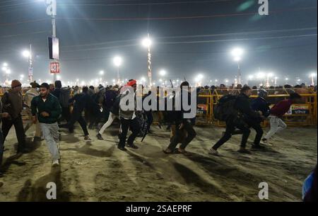 Prayagraj, Indien. Januar 2025. PRAYAGRAJ, INDIEN - 29. JANUAR: Eine Szene nach einer Stampede in Triveni Sangam am 29. Januar 2025 in Prayagraj, Indien. Eine Stampede fand am Mittwoch im Sangam in Prayagraj von Uttar Pradesh statt, als große Menschenmassen die Ghats zu einem heiligen Bad anläßlich von Mauni Amavasya unter dem laufenden Maha Kumbh drängten. Mehr als 30 Menschen starben, während 60 verletzt wurden, nachdem sich ein gestempelter Vorfall in Mahakumbh Mela in Uttar Pradesh's Prayagraj ereignete (Foto: Deepak Gupta/Hindustan Times/SIPA USA) Credit: SIPA USA/Alamy Live News Stockfoto