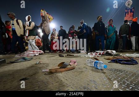 Prayagraj, Indien. Januar 2025. PRAYAGRAJ, INDIEN - 29. JANUAR: Eine Szene nach einer Stampede in Triveni Sangam am 29. Januar 2025 in Prayagraj, Indien. Eine Stampede fand am Mittwoch im Sangam in Prayagraj von Uttar Pradesh statt, als große Menschenmassen die Ghats zu einem heiligen Bad anläßlich von Mauni Amavasya unter dem laufenden Maha Kumbh drängten. Mehr als 30 Menschen starben, während 60 verletzt wurden, nachdem sich ein gestempelter Vorfall in Mahakumbh Mela in Uttar Pradesh's Prayagraj ereignete (Foto: Deepak Gupta/Hindustan Times/SIPA USA) Credit: SIPA USA/Alamy Live News Stockfoto