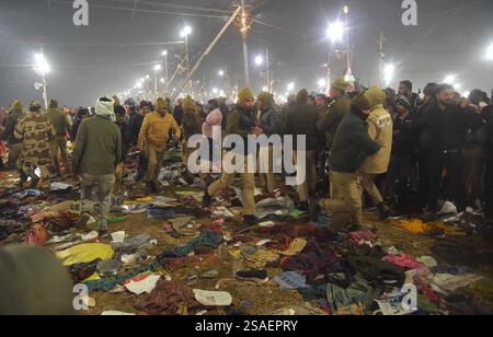 Prayagraj, Indien. Januar 2025. PRAYAGRAJ, INDIEN - 29. JANUAR: Eine Szene nach der Stampede in Triveni am 29. Januar 2025 in Prayagraj, Indien. Eine Stampede fand am Mittwoch im Sangam in Prayagraj von Uttar Pradesh statt, als große Menschenmassen die Ghats zu einem heiligen Bad anläßlich von Mauni Amavasya unter dem laufenden Maha Kumbh drängten. Mehr als 30 Menschen starben, während 60 verletzt wurden, nachdem sich ein gestempelter Vorfall in Mahakumbh Mela in Uttar Pradesh's Prayagraj ereignete (Foto: Deepak Gupta/Hindustan Times/SIPA USA) Credit: SIPA USA/Alamy Live News Stockfoto