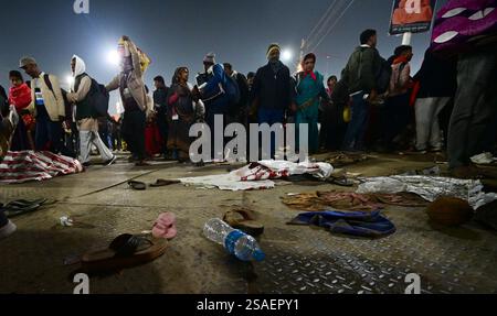Prayagraj, Indien. Januar 2025. PRAYAGRAJ, INDIEN - 29. JANUAR: Eine Szene nach einer Stampede in Triveni Sangam am 29. Januar 2025 in Prayagraj, Indien. Eine Stampede fand am Mittwoch im Sangam in Prayagraj von Uttar Pradesh statt, als große Menschenmassen die Ghats zu einem heiligen Bad anläßlich von Mauni Amavasya unter dem laufenden Maha Kumbh drängten. Mehr als 30 Menschen starben, während 60 verletzt wurden, nachdem sich ein gestempelter Vorfall in Mahakumbh Mela in Uttar Pradesh's Prayagraj ereignete (Foto: Deepak Gupta/Hindustan Times/SIPA USA) Credit: SIPA USA/Alamy Live News Stockfoto