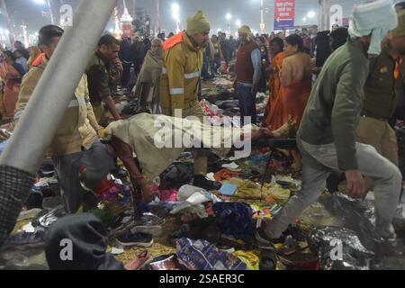 Prayagraj, Indien. Januar 2025. PRAYAGRAJ, INDIEN - 29. JANUAR: Eine Szene nach der Stampede in Triveni am 29. Januar 2025 in Prayagraj, Indien. Eine Stampede fand am Mittwoch im Sangam in Prayagraj von Uttar Pradesh statt, als große Menschenmassen die Ghats zu einem heiligen Bad anläßlich von Mauni Amavasya unter dem laufenden Maha Kumbh drängten. Mehr als 30 Menschen starben, während 60 verletzt wurden, nachdem sich ein gestempelter Vorfall in Mahakumbh Mela in Uttar Pradesh's Prayagraj ereignete (Foto: Deepak Gupta/Hindustan Times/SIPA USA) Credit: SIPA USA/Alamy Live News Stockfoto