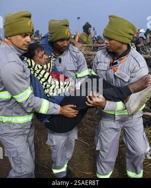 Prayagraj, Indien. Januar 2025. PRAYAGRAJ, INDIEN - 29. JANUAR: Eine Szene nach der Stampede in Triveni am 29. Januar 2025 in Prayagraj, Indien. Eine Stampede fand am Mittwoch im Sangam in Prayagraj von Uttar Pradesh statt, als große Menschenmassen die Ghats zu einem heiligen Bad anläßlich von Mauni Amavasya unter dem laufenden Maha Kumbh drängten. Mehr als 30 Menschen starben, während 60 verletzt wurden, nachdem sich ein gestempelter Vorfall in Mahakumbh Mela in Uttar Pradesh's Prayagraj ereignete (Foto: Deepak Gupta/Hindustan Times/SIPA USA) Credit: SIPA USA/Alamy Live News Stockfoto