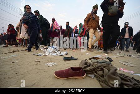 Prayagraj, Indien. Januar 2025. PRAYAGRAJ, INDIEN - 29. JANUAR: Eine Szene nach einer Stampede in Triveni Sangam am 29. Januar 2025 in Prayagraj, Indien. Eine Stampede fand am Mittwoch im Sangam in Prayagraj von Uttar Pradesh statt, als große Menschenmassen die Ghats zu einem heiligen Bad anläßlich von Mauni Amavasya unter dem laufenden Maha Kumbh drängten. Mehr als 30 Menschen starben, während 60 verletzt wurden, nachdem sich ein gestempelter Vorfall in Mahakumbh Mela in Uttar Pradesh's Prayagraj ereignete (Foto: Deepak Gupta/Hindustan Times/SIPA USA) Credit: SIPA USA/Alamy Live News Stockfoto