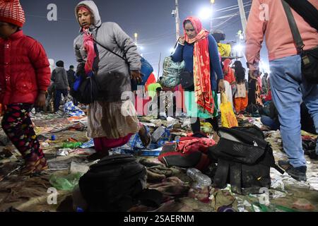 Prayagraj, Indien. Januar 2025. PRAYAGRAJ, INDIEN - 29. JANUAR: Eine Szene nach der Stampede in Triveni am 29. Januar 2025 in Prayagraj, Indien. Eine Stampede fand am Mittwoch im Sangam in Prayagraj von Uttar Pradesh statt, als große Menschenmassen die Ghats zu einem heiligen Bad anläßlich von Mauni Amavasya unter dem laufenden Maha Kumbh drängten. Mehr als 30 Menschen starben, während 60 verletzt wurden, nachdem sich ein gestempelter Vorfall in Mahakumbh Mela in Uttar Pradesh's Prayagraj ereignete (Foto: Deepak Gupta/Hindustan Times/SIPA USA) Credit: SIPA USA/Alamy Live News Stockfoto