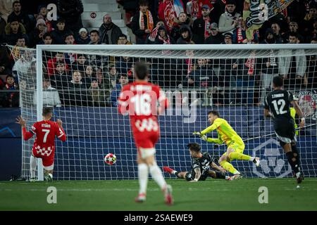 Girona, Spanien. Januar 2025. Cristian Stuani (Girona FC) trifft am 29. Januar 2025 bei einem Spiel der UEFA Champions League zwischen Girona FC und Arsenal FC im Estadi Municipal de Montilivi in Girona, Spanien. Foto: Felipe Mondino/SIPA USA Credit: SIPA USA/Alamy Live News Stockfoto