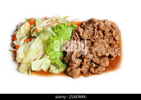 Rindfleisch Yakiniku, japanische Rindfleisch-Yakiniku-Sauce (japanisches gegrilltes Fleisch) serviert mit gebratenem Gemüse auf weißem Hintergrund Stockfoto
