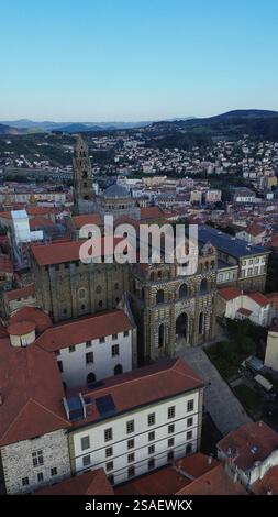 Drohnenfoto Notre-Dame-du-Puy Kathedrale Le Puy-en-Velay Frankreich europa Stockfoto