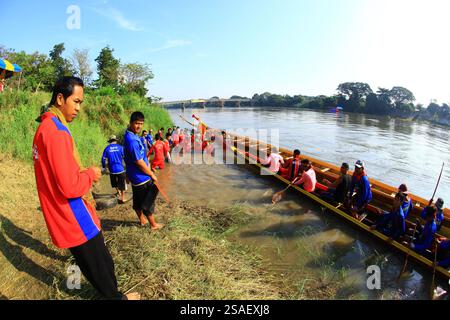 Provinz Ratchaburi, Thailand – 16. Dezember 2012: Fotos des jährlichen Festivals, des königlichen Trophäen-Langbootrennens im Fluss Photharam Stockfoto