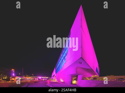 Bunt beleuchtetes Phaenogebäude, Wissenschaftszentrum in der Nacht, Deutschland, Niedersachsen, Wolfsburg Stockfoto