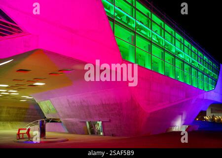 Bunt beleuchtetes Phaenogebäude, Wissenschaftszentrum in der Nacht, Deutschland, Niedersachsen, Wolfsburg Stockfoto