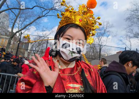 New York, New York, USA. 30. Januar 2025. NYC feierte das Lunar New Year mit seiner jährlichen Feuerwerkskörper-Zeremonie und dem Kulturfestival zum Jahr der Schlange. Die Veranstaltung bot eine Feuerwerkskörper-Show, Löwentänze, Reden von lokalen Führungspersönlichkeiten und Best .wishes for the New Year. (Kreditbild: © Milo Hess/ZUMA Press Wire) NUR REDAKTIONELLE VERWENDUNG! Nicht für kommerzielle ZWECKE! Stockfoto