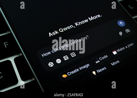 Qwen 2,5 max. KI-Schnittstelle auf dem Bildschirm des Smartphones auf der Tastatur. Makrofoto. Stafford, Großbritannien, 29. Januar 2025 Stockfoto