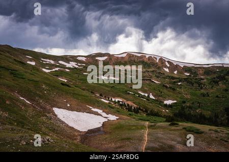 Rauchen Sie Wolken vom Waldfeuer am Loveland Pass, einem hohen Bergpass entlang der US 6 in den Rocky Mountains von Colorado. Stockfoto