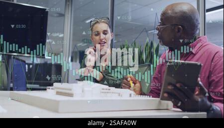 Bild von Diagramm und Datenverarbeitung über verschiedene Kollegen, die im Büro sprechen Stockfoto