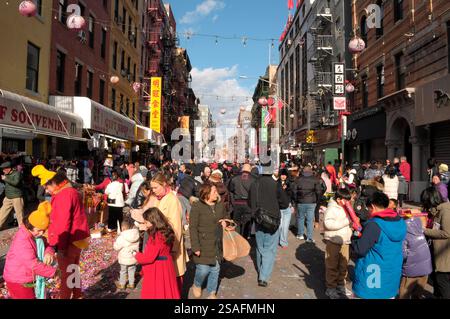 New York, Usa. Januar 2025. Die Menschen feiern das chinesische Neujahr in Chinatown. Das chinesische Neujahrsfest begann am 29. Januar dieses Jahres mit dem Jahr der Schlange im chinesischen Tierkreislauf. In Manhattans Chinatown feierten Tausende von Menschen den Beginn des 15-tägigen Urlaubs. Löwentänzer und Musiker traten bei einer Stadtparade auf. Revelers feierten mit Konfetti. (Foto: Jimin Kim/SOPA Images/SIPA USA) Credit: SIPA USA/Alamy Live News Stockfoto