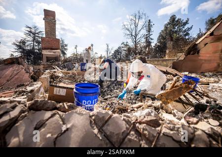 Los Angeles, Usa. Januar 2025. Die Leute durchsuchen ihr von Feuer verwüstetes Eigentum durch das Eaton-Feuer in Altadena, Kalifornien. (Foto: Ringo Chiu/SOPA Images/SIPA USA) Credit: SIPA USA/Alamy Live News Stockfoto