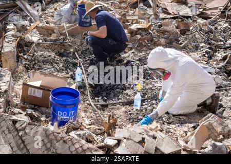 Los Angeles, Usa. Januar 2025. Die Leute durchsuchen ihr von Feuer verwüstetes Eigentum durch das Eaton-Feuer in Altadena, Kalifornien. (Foto: Ringo Chiu/SOPA Images/SIPA USA) Credit: SIPA USA/Alamy Live News Stockfoto
