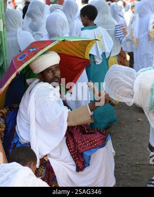 Ein äthiopisch-orthodoxer Priester segnet während der Sonntagsgebete die Gläubigen in einer örtlichen Kirche. Foto in Gondar, Äthiopien. Stockfoto