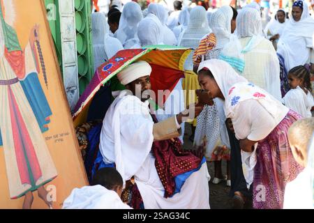 Ein äthiopisch-orthodoxer Priester segnet während der Sonntagsgebete die Gläubigen in einer örtlichen Kirche. Foto in Gondar, Äthiopien. Stockfoto