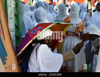 Ein äthiopisch-orthodoxer Priester segnet während der Sonntagsgebete die Gläubigen in einer örtlichen Kirche. Foto in Gondar, Äthiopien. Stockfoto