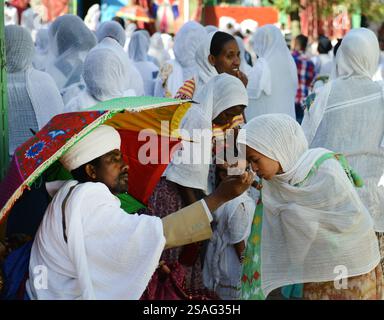 Ein äthiopisch-orthodoxer Priester segnet während der Sonntagsgebete die Gläubigen in einer örtlichen Kirche. Foto in Gondar, Äthiopien. Stockfoto