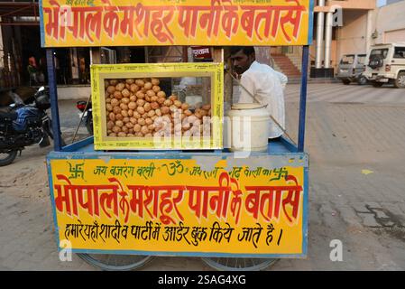 Ein Anbieter, der Panipuri im Bhopal-Stil in Kannauj, Uttar Pradesh, Indien verkauft. Stockfoto