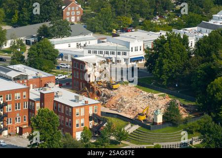 Abbruchstelle des alten Gebäudes. Baubagger zum Abreißen veralteter Ziegelwände des Historic Edwards Building in Berea, Kentucky, USA. Stadt Stockfoto