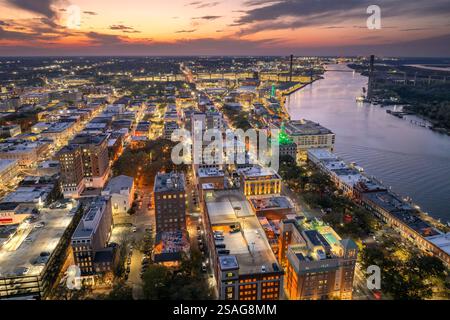 Savannah, Georgien. Urbane Landschaft der alten historischen Stadt. USA Stadtbild bei Sonnenuntergang Stockfoto
