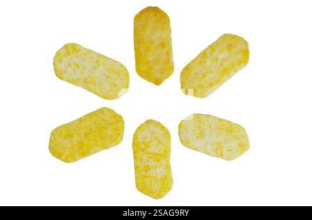 Knusprige gelbe Reis-Snacks in einem Muster auf weißem Hintergrund angeordnet Stockfoto