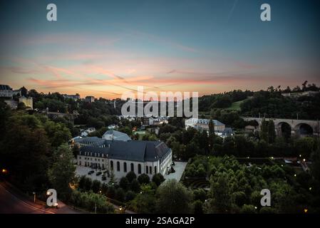 Sonnenuntergang über Pfaffenthal Hospiz und Viadukt Ferroviaire - Luxemburg-Stadt Stockfoto