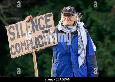 Ein Mann hält ein Schild bei einem Protest in Langley, Washington, gegen die Unterstützung der USA für den israelischen Krieg in Gaza. Stockfoto