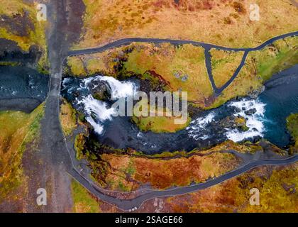Aus der Vogelperspektive der berühmten Kirkjufellsfoss Wasserfälle in Island im Frühling. Stockfoto