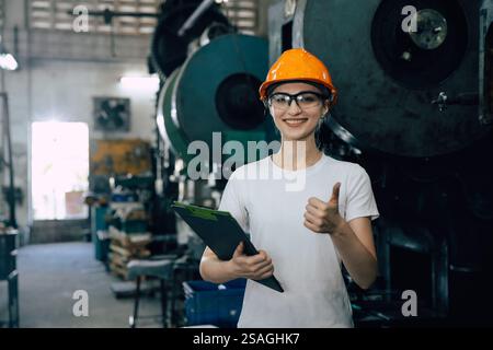 Portrait professionelle Frauen Arbeiter in der Schwermetallindustrie Daumen hoch gute Sozialarbeit Stockfoto