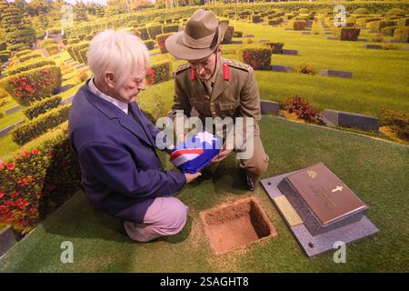 Ein Diorama der Beerdigung von Nancy Humerstone neben ihrem Mann John an einem Militärgrab. Im war Memorial of Korea Museum in Seoul, Südkorea. Stockfoto