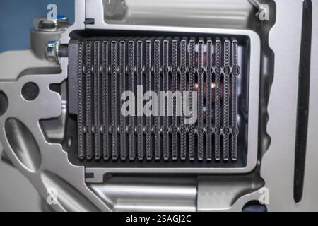 Abschnitt des Ölkühlermoduls im Verbrennungsmotor abschneiden. Stockfoto