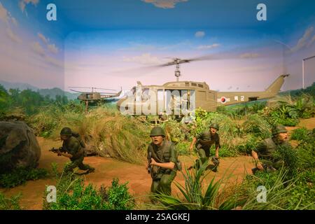 Ein Diorama, Nachbildung eines koreanischen Hubschraubers, der während eines Angriffs im Vietnamkrieg landet. Im war Memorial of Korea Museum in Seoul, Südkorea. Stockfoto