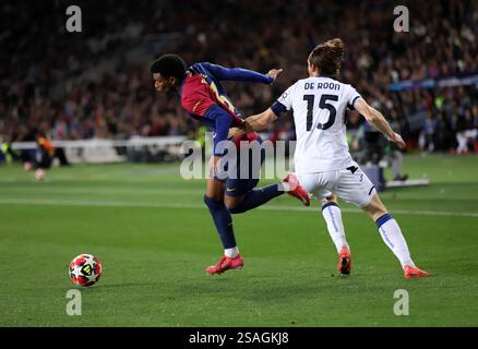 Sabadell, Barcelona, Spanien. 30. Januar 2025. Barcelona Spanien 29.01.2025 Alejandro Balde (FC Barcelona) und Marten de Roon (Atalanta) kämpfen um den Ball während der UEFA Champions League zwischen dem FC Barcelona und Atalanta bei Estadi Olimpic Lluis Companys am 29. Januar 2024 in Barcelona. (Kreditbild: © Xavi Urgeles/ZUMA Press Wire) NUR REDAKTIONELLE VERWENDUNG! Nicht für kommerzielle ZWECKE! Stockfoto