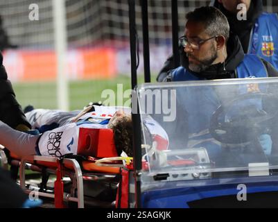 Sabadell, Barcelona, Spanien. 30. Januar 2025. Barcelona Spanien 29.01.2025 Giorgio Scalvini (Atalanta) wird am 29. Januar 2024 in Barcelona bei Estadi Olimpic Lluis Companys auf einer Trage getragen. (Kreditbild: © Xavi Urgeles/ZUMA Press Wire) NUR REDAKTIONELLE VERWENDUNG! Nicht für kommerzielle ZWECKE! Stockfoto