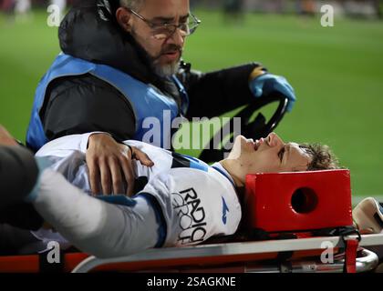 Sabadell, Barcelona, Spanien. 30. Januar 2025. Barcelona Spanien 29.01.2025 Giorgio Scalvini (Atalanta) wird am 29. Januar 2024 in Barcelona bei Estadi Olimpic Lluis Companys auf einer Trage getragen. (Kreditbild: © Xavi Urgeles/ZUMA Press Wire) NUR REDAKTIONELLE VERWENDUNG! Nicht für kommerzielle ZWECKE! Stockfoto