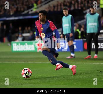 Sabadell, Barcelona, Spanien. 30. Januar 2025. Barcelona Spanien 29.01.2025 Alejandro Balde (FC Barcelona) kontrolliert den Ball während der UEFA Champions League zwischen dem FC Barcelona und Atalanta bei Estadi Olimpic Lluis Companys am 29. Januar 2024 in Barcelona. (Kreditbild: © Xavi Urgeles/ZUMA Press Wire) NUR REDAKTIONELLE VERWENDUNG! Nicht für kommerzielle ZWECKE! Stockfoto