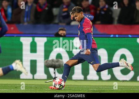 Barcelona, Spanien. 30. Januar 2025. Lamine Yamal vom FC Barcelona wurde beim Spiel der UEFA Champions League zwischen dem FC Barcelona und Atalanta Bergamo in Estadio Olimpico in Aktion gebracht. Endergebnis: FC Barcelona 2:2 Atalanta Bergamo. Quelle: SOPA Images Limited/Alamy Live News Stockfoto