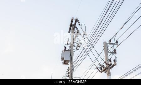 Verteilung der elektrischen Energie auf Betonmast vor weißem Himmel Hintergrund, Wechselstrom-Hochspannungs-Leistungstransformator, Ein niedriger Winkel von einer Leistung Stockfoto