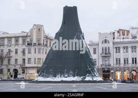 Charkiv, Ukraine. Dezember 2024. Das Taras Schewtschenko-Denkmal in Charkiw. Während Russlands andauernder Invasion in die Ukraine setzt sich das tägliche Leben in Charkiw trotz Energiemangel und vor dem Hintergrund der stadtweiten Zerstörung fort. (Foto: Oliver Raw/SOPA Images/SIPA USA) Credit: SIPA USA/Alamy Live News Stockfoto
