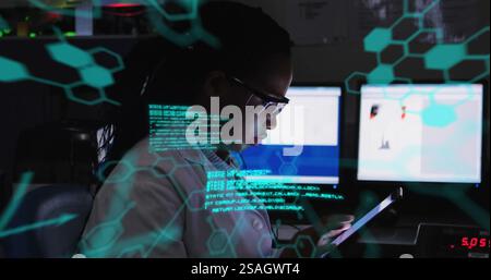 Bild der Datenverarbeitung und chemischen Formel über birassische Wissenschaftlerin mit Tablette Stockfoto