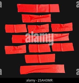 Draufsicht rotes Stoffband oder Vinylklebeband in Streifen ist auf schwarzem Hintergrund mit Beschneidungspfad isoliert. Stockfoto